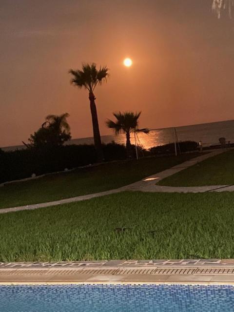 Ionion Beachfront Villa アヤナパ エクステリア 写真