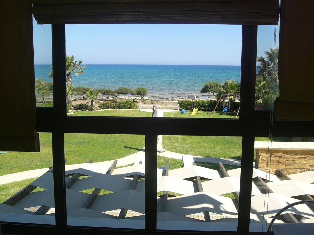 Ionion Beachfront Villa アヤナパ エクステリア 写真