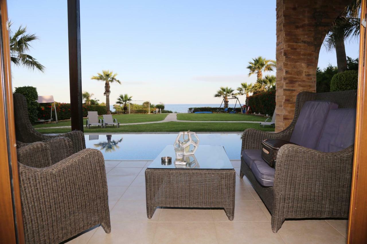 Ionion Beachfront Villa アヤナパ エクステリア 写真