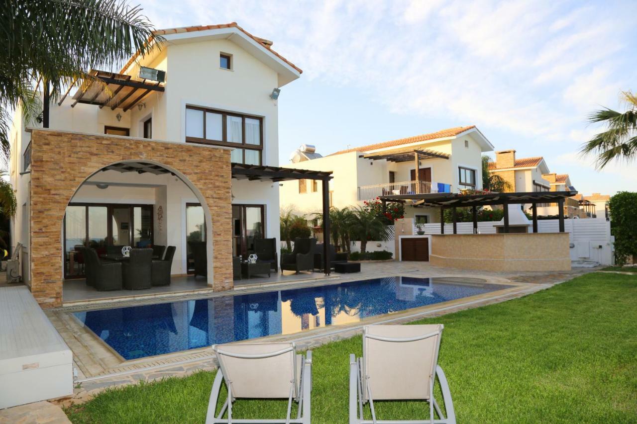 Ionion Beachfront Villa アヤナパ エクステリア 写真
