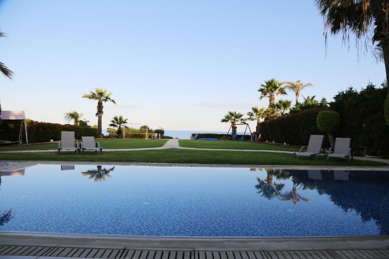Ionion Beachfront Villa アヤナパ エクステリア 写真